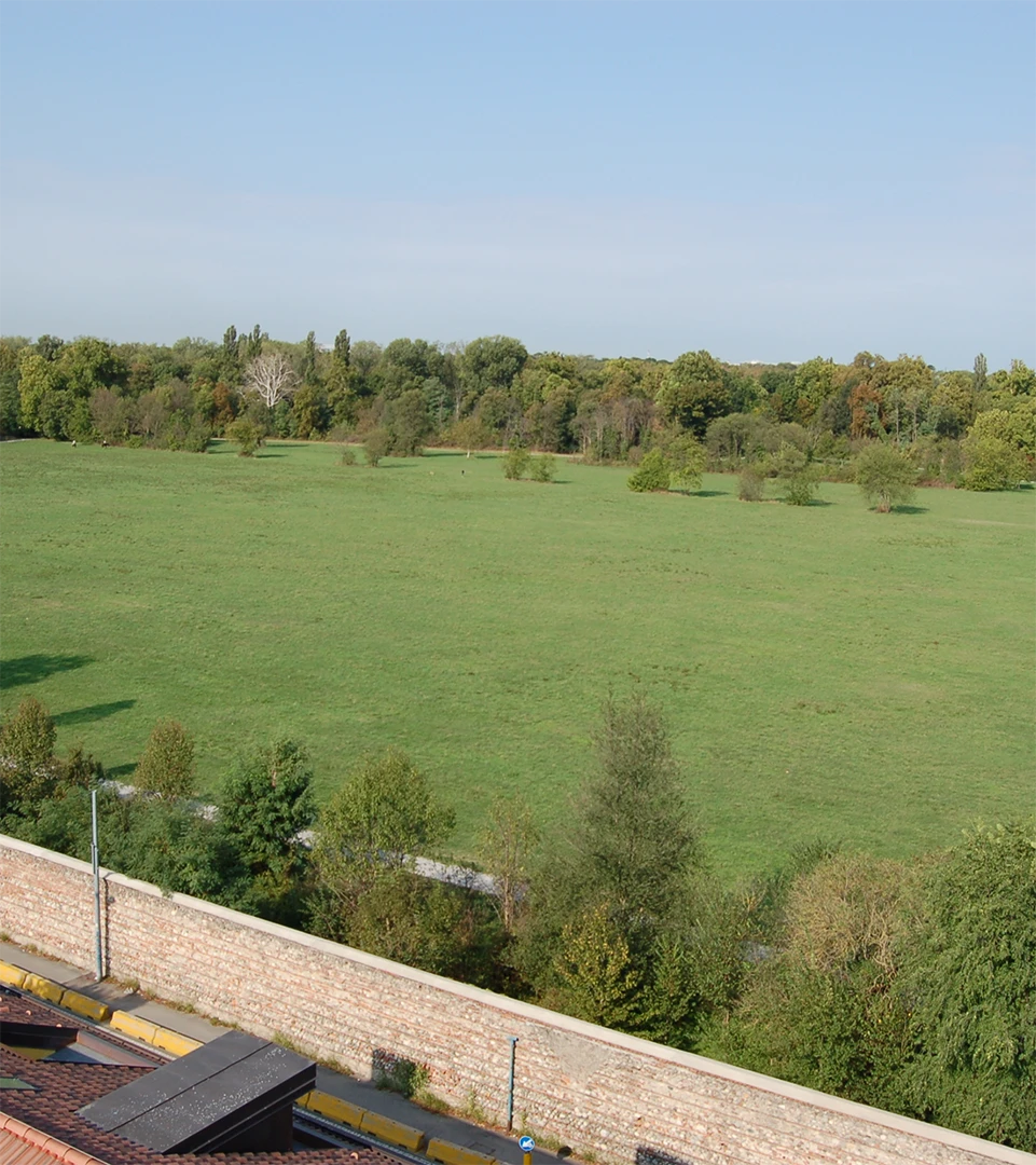 JUST STEPS FROM MONZA PARK